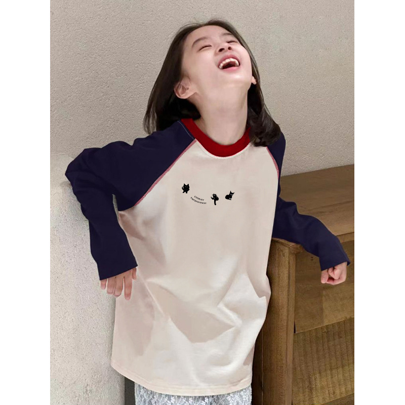 Meitenēm paredzēts kokvilnas garām piedurknēm T-krekls ar raglāna griezumu, 8+ gadi, karikatūru un burtiem print