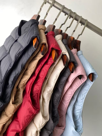 Пухена жилетка от гъши пух - съдържание на пух 86-90%, полиестерна основна материя, стойкова яка