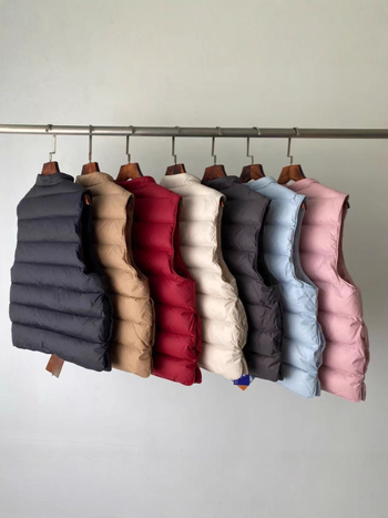 Пухена жилетка от гъши пух - съдържание на пух 86-90%, полиестерна основна материя, стойкова яка