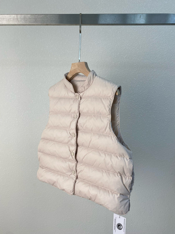 Пухена жилетка от гъши пух - съдържание на пух 86-90%, полиестерна основна материя, стойкова яка