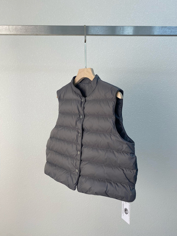 Пухена жилетка от гъши пух - съдържание на пух 86-90%, полиестерна основна материя, стойкова яка