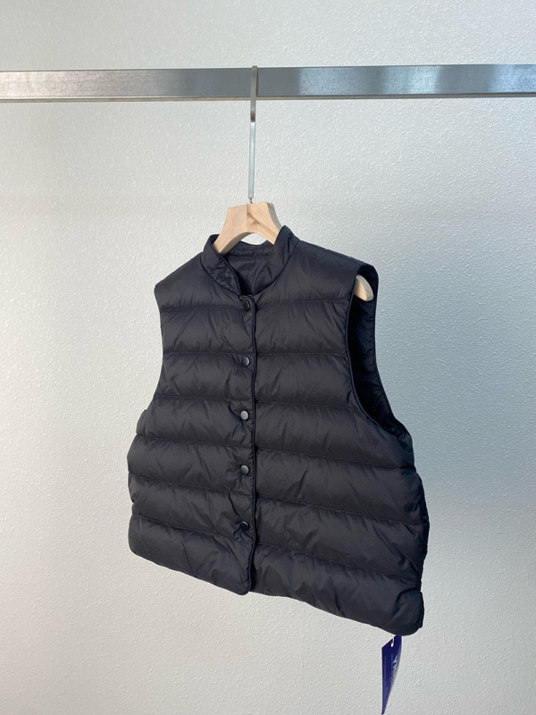 Пухена жилетка от гъши пух - съдържание на пух 86-90%, полиестерна основна материя, стойкова яка