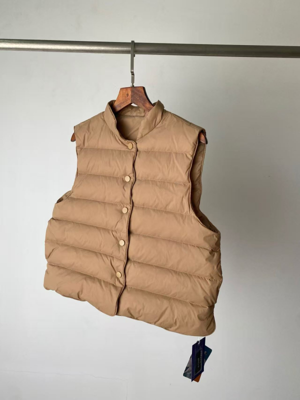 Пухена жилетка от гъши пух - съдържание на пух 86-90%, полиестерна основна материя, стойкова яка