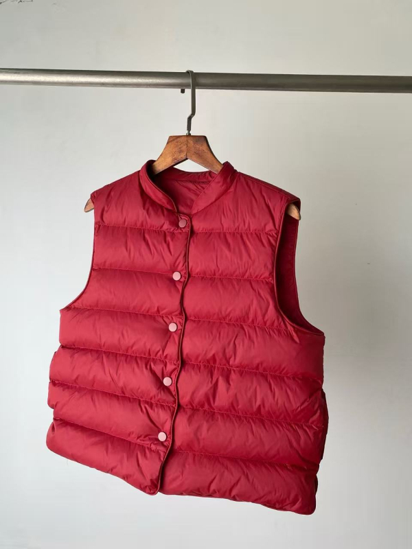 Пухена жилетка от гъши пух - съдържание на пух 86-90%, полиестерна основна материя, стойкова яка