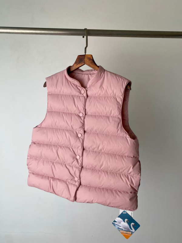 Пухена жилетка от гъши пух - съдържание на пух 86-90%, полиестерна основна материя, стойкова яка