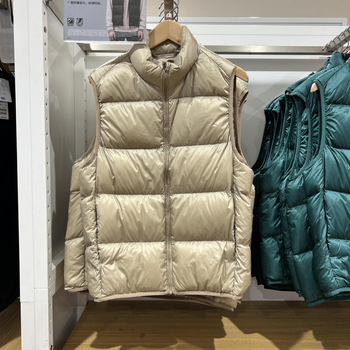 Unisex ziemas viegla pūka veste ar corduroy virsējā auduma, balta pīļu pūka 55–60% pilda, <100 g pildījums, kapuce, stāvošā apkakle, galvenais materiāls polipropilēns