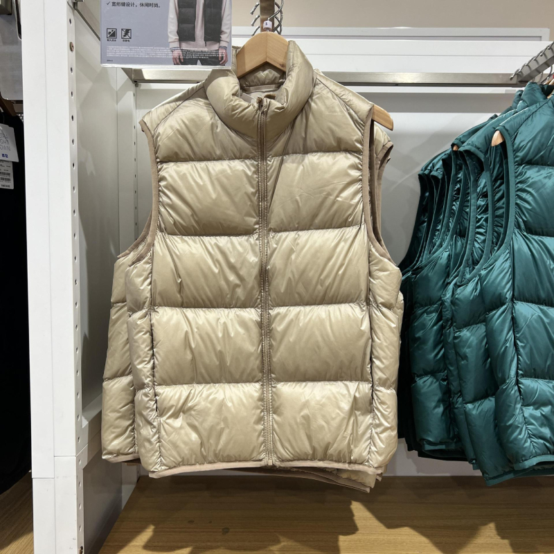 Unisex ziemas viegla pūka veste ar corduroy virsējā auduma, balta pīļu pūka 55–60% pilda, <100 g pildījums, kapuce, stāvošā apkakle, galvenais materiāls polipropilēns