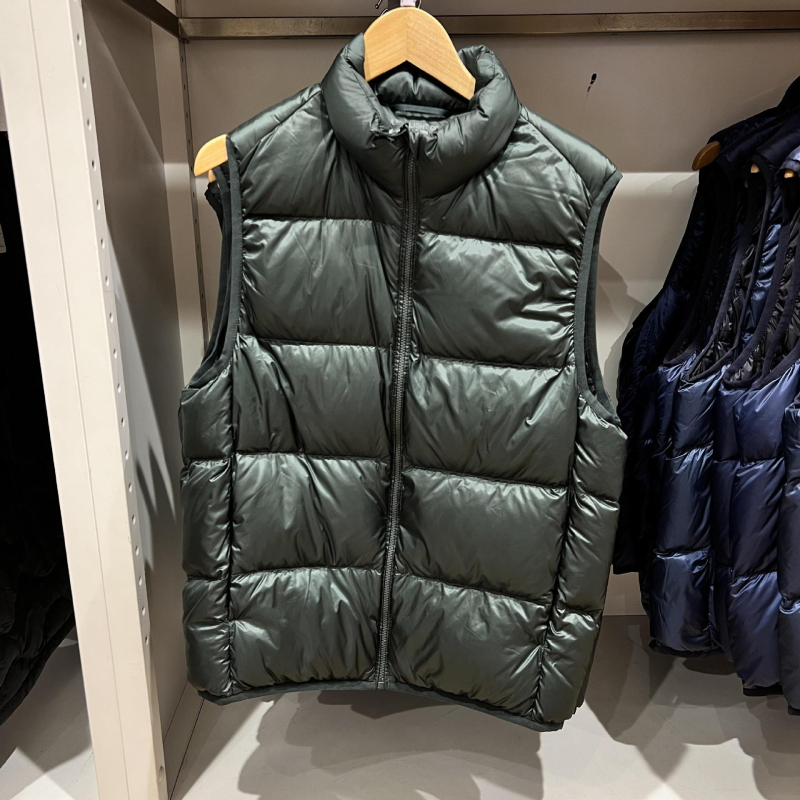 Unisex ziemas viegla pūka veste ar corduroy virsējā auduma, balta pīļu pūka 55–60% pilda, <100 g pildījums, kapuce, stāvošā apkakle, galvenais materiāls polipropilēns