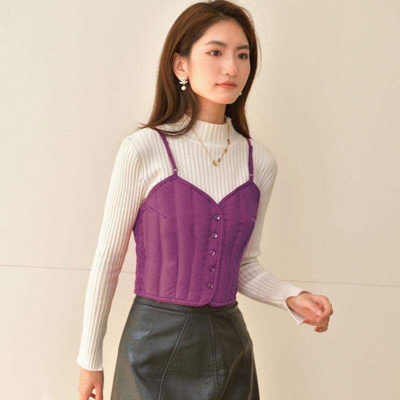 Sieviešu dūnu veste, šaurs piegriezums, balta pīļu dūnu pildījums 81–85%, īss garums 40–50 cm, poliesteršķiedra