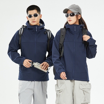 Soft shell vēja izturīga jaka ar kapuci, rāvējslēdzējs, fleces oderējums, brīvā piegriezuma, ziemas jaka ar izšūtu logotipu