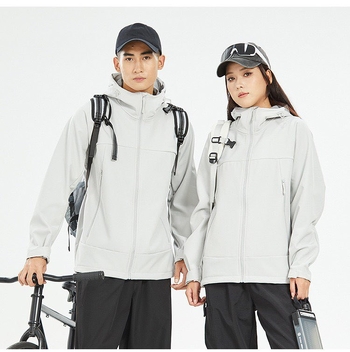 Soft shell vēja izturīga jaka ar kapuci, rāvējslēdzējs, fleces oderējums, brīvā piegriezuma, ziemas jaka ar izšūtu logotipu