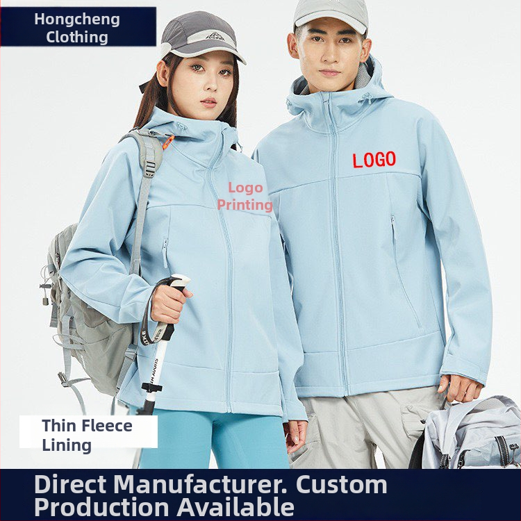 Soft shell vēja izturīga jaka ar kapuci, rāvējslēdzējs, fleces oderējums, brīvā piegriezuma, ziemas jaka ar izšūtu logotipu