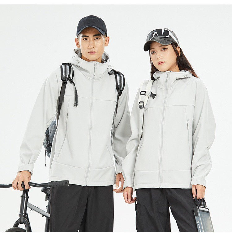 Soft shell vēja izturīga jaka ar kapuci, rāvējslēdzējs, fleces oderējums, brīvā piegriezuma, ziemas jaka ar izšūtu logotipu