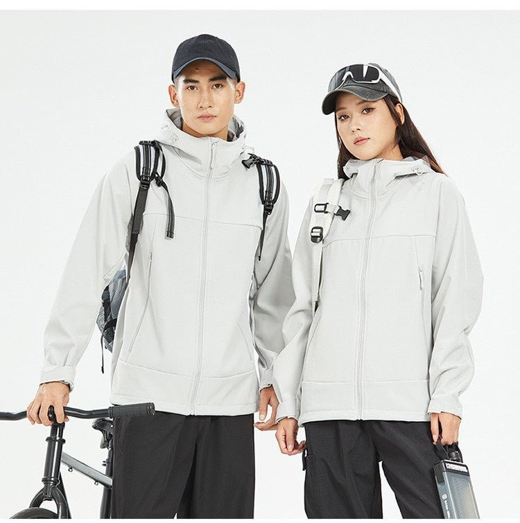 Soft shell vēja izturīga jaka ar kapuci, rāvējslēdzējs, fleces oderējums, brīvā piegriezuma, ziemas jaka ar izšūtu logotipu