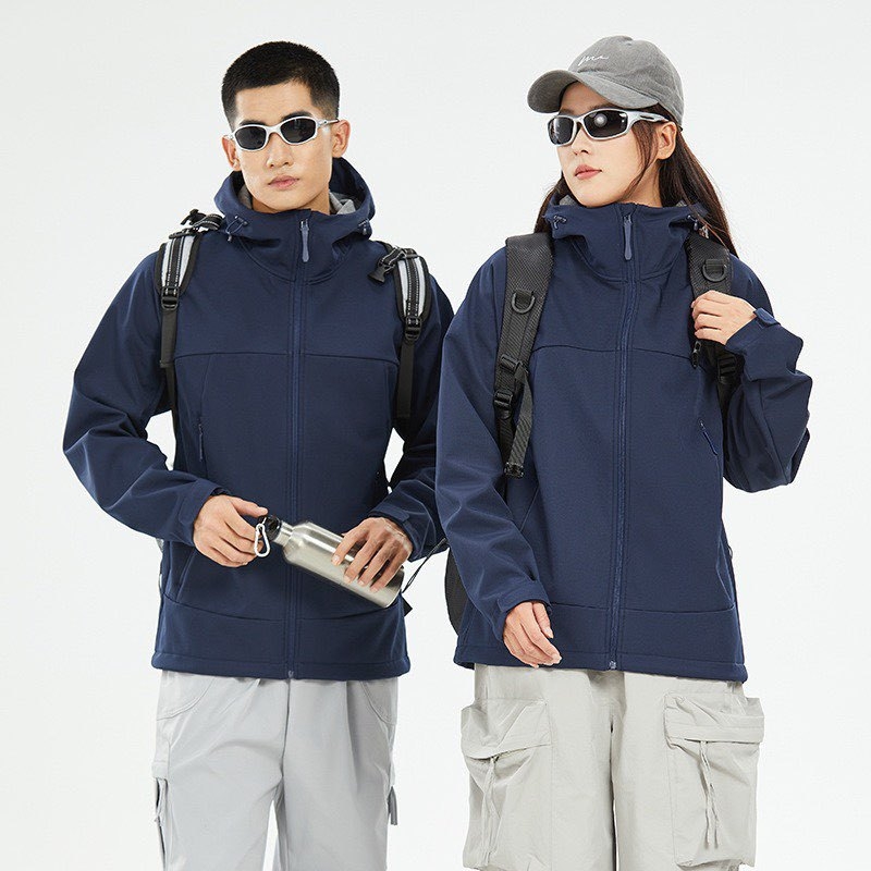 Soft shell vēja izturīga jaka ar kapuci, rāvējslēdzējs, fleces oderējums, brīvā piegriezuma, ziemas jaka ar izšūtu logotipu