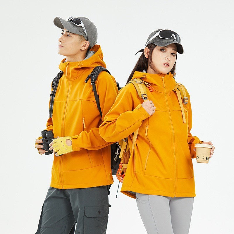 Soft shell vēja izturīga jaka ar kapuci, rāvējslēdzējs, fleces oderējums, brīvā piegriezuma, ziemas jaka ar izšūtu logotipu