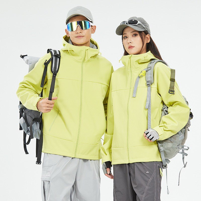 Soft shell vēja izturīga jaka ar kapuci, rāvējslēdzējs, fleces oderējums, brīvā piegriezuma, ziemas jaka ar izšūtu logotipu