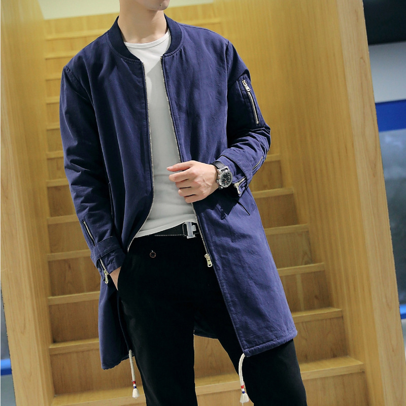 Vīriešu jaka ar stāvošu kaklu, rāvējslēdzējs, vidējā garuma 65–80 cm, ārējais audums 100% kokvilna, iekšējā odere poliesteris