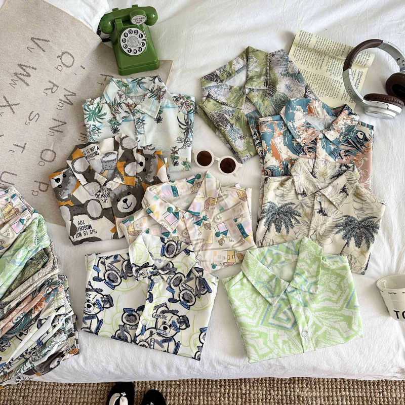 Kunpeng Beile Bērnu īsām piedurknēm krekliņa komplekts ar lakentu apkakli, no mīkstā apstrādes poliestera 95% + elastāna 5%, vecuma grupai 3–8 gadi, raksti: dzīvnieki, svītras, režģis, karikatūras, Pavasaris-Vasaras 2024