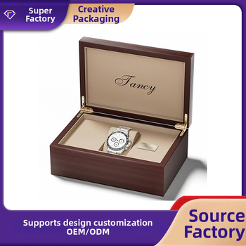 Puidust kellakarp nimepliiaga ja lakitud viimistlusega