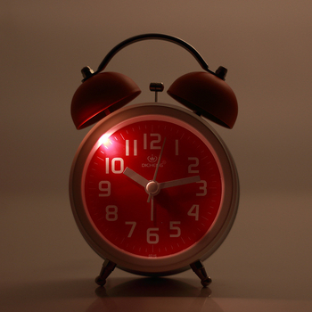 Kell metallkorpuse ja kellamürinaga, ühekülgne, näitajate liikumine, äratus ja öövalgustus, akudega toide