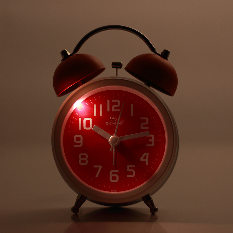 Kell metallkorpuse ja kellamürinaga, ühekülgne, näitajate liikumine, äratus ja öövalgustus, akudega toide