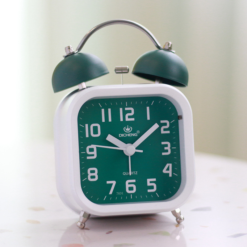 Kell metallkorpuse ja kellamürinaga, ühekülgne, näitajate liikumine, äratus ja öövalgustus, akudega toide