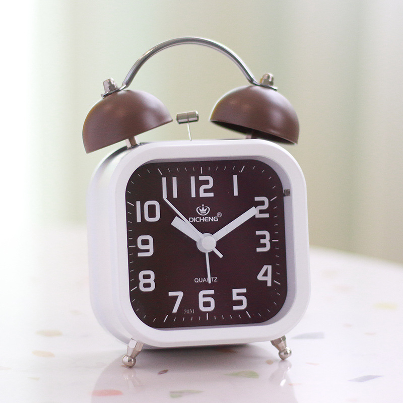 Kell metallkorpuse ja kellamürinaga, ühekülgne, näitajate liikumine, äratus ja öövalgustus, akudega toide