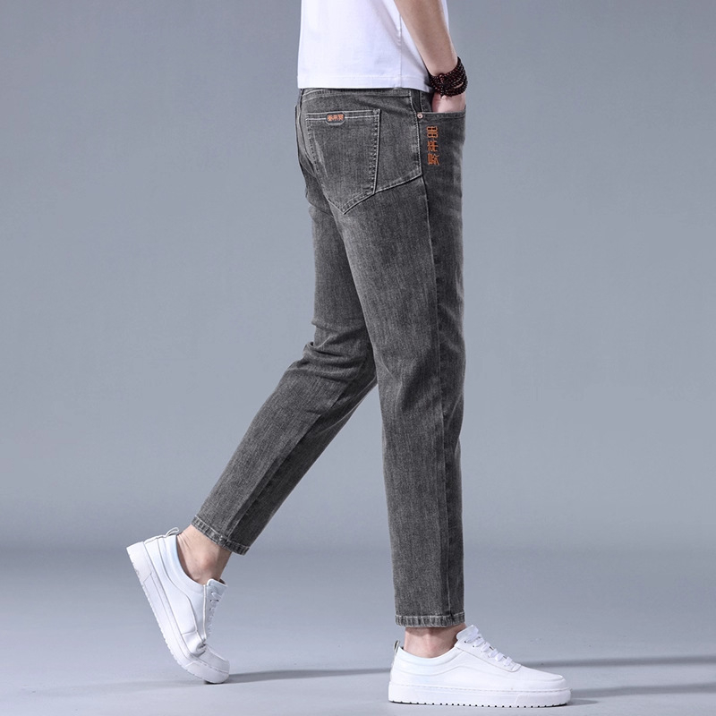 Muške traperice – vintage kroj, uski kroj (tapered), denim s mikroelastičnošću, srednji pojas, zatvarač, pamuk 62,8% / poliestar 35,2% / spandeks 2%