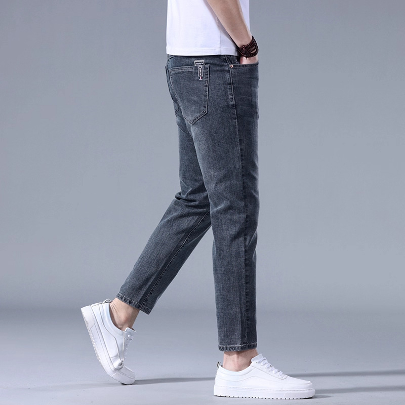 Muške traperice – vintage kroj, uski kroj (tapered), denim s mikroelastičnošću, srednji pojas, zatvarač, pamuk 62,8% / poliestar 35,2% / spandeks 2%