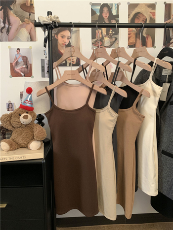 Medvilninė sling stiliaus suknelė, be rankovių, apvaliu kaklo iškirpte, trumpa prisitaikanti prie klubų