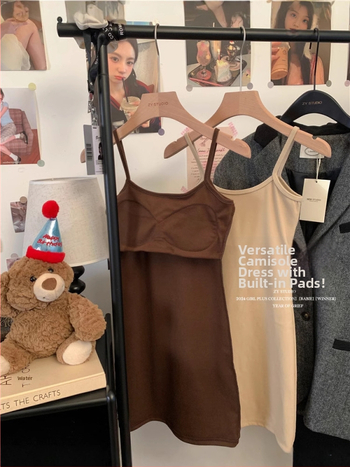 Medvilninė sling stiliaus suknelė, be rankovių, apvaliu kaklo iškirpte, trumpa prisitaikanti prie klubų