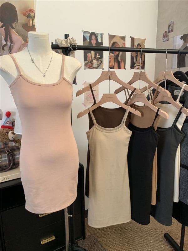 Medvilninė sling stiliaus suknelė, be rankovių, apvaliu kaklo iškirpte, trumpa prisitaikanti prie klubų