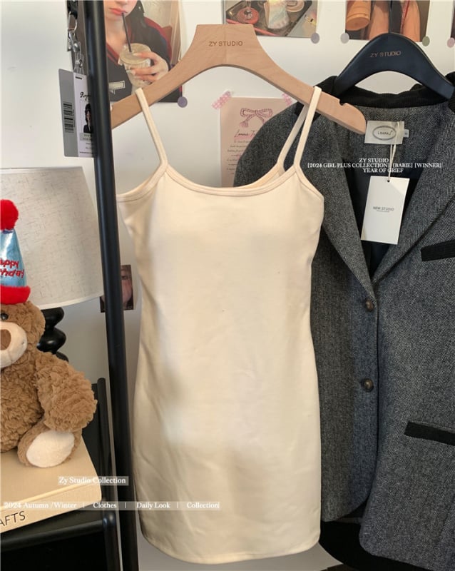 Medvilninė sling stiliaus suknelė, be rankovių, apvaliu kaklo iškirpte, trumpa prisitaikanti prie klubų