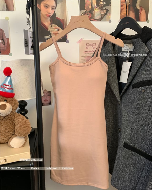 Medvilninė sling stiliaus suknelė, be rankovių, apvaliu kaklo iškirpte, trumpa prisitaikanti prie klubų