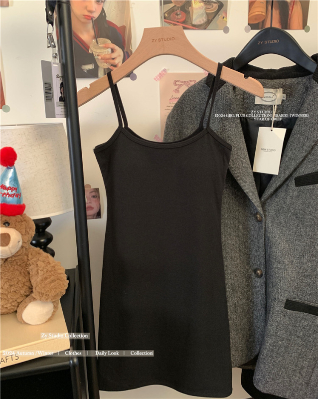 Medvilninė sling stiliaus suknelė, be rankovių, apvaliu kaklo iškirpte, trumpa prisitaikanti prie klubų