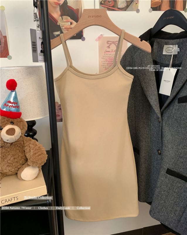 Medvilninė sling stiliaus suknelė, be rankovių, apvaliu kaklo iškirpte, trumpa prisitaikanti prie klubų