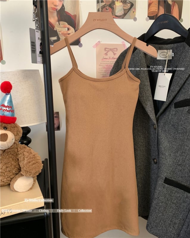 Medvilninė sling stiliaus suknelė, be rankovių, apvaliu kaklo iškirpte, trumpa prisitaikanti prie klubų