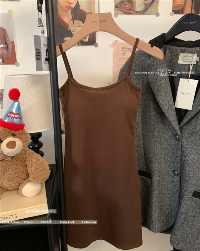 Medvilninė sling stiliaus suknelė, be rankovių, apvaliu kaklo iškirpte, trumpa prisitaikanti prie klubų