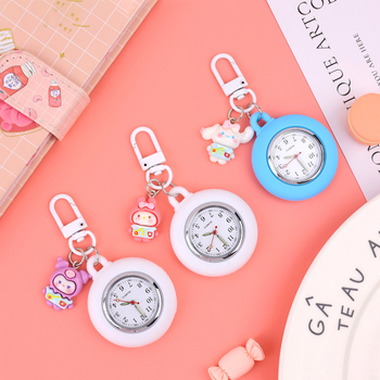 Džepni sat za medicinske sestre – svjetleći u mraku crtani stil, kvarcni mehanizam, okrugli brojčanik