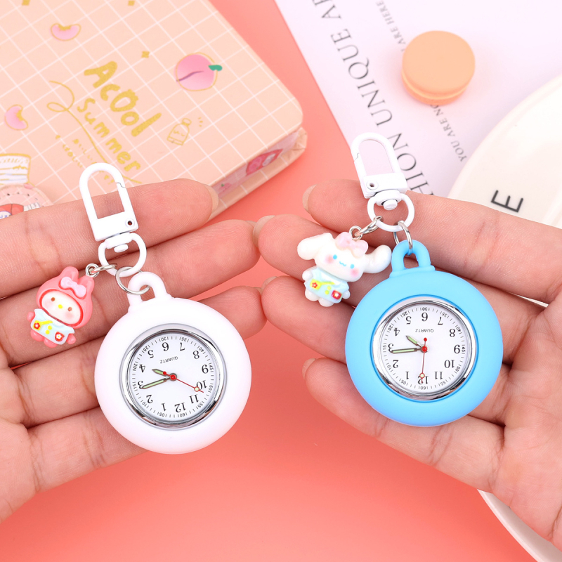 Džepni sat za medicinske sestre – svjetleći u mraku crtani stil, kvarcni mehanizam, okrugli brojčanik