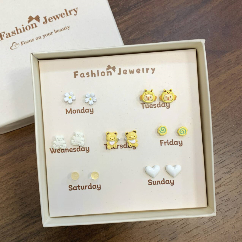 Aino auskari, cinka sakausējums, 925 sudraba stienīši, formas: sirds, zieds, lente, elektroplatēšana