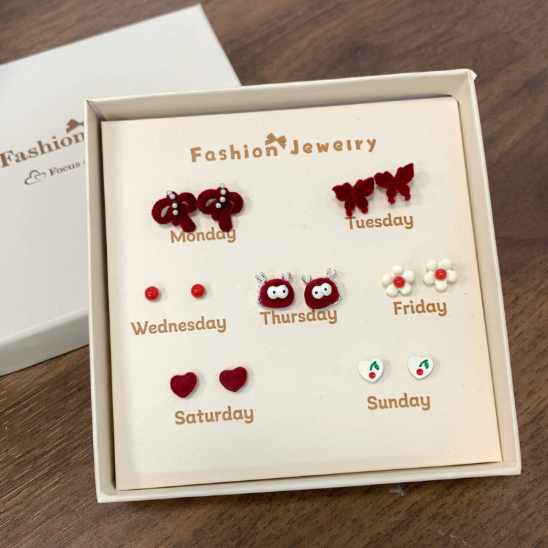 Aino auskari, cinka sakausējums, 925 sudraba stienīši, formas: sirds, zieds, lente, elektroplatēšana