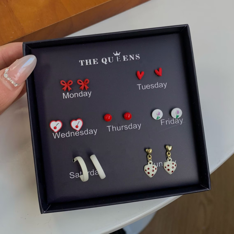 Aino auskari, cinka sakausējums, 925 sudraba stienīši, formas: sirds, zieds, lente, elektroplatēšana