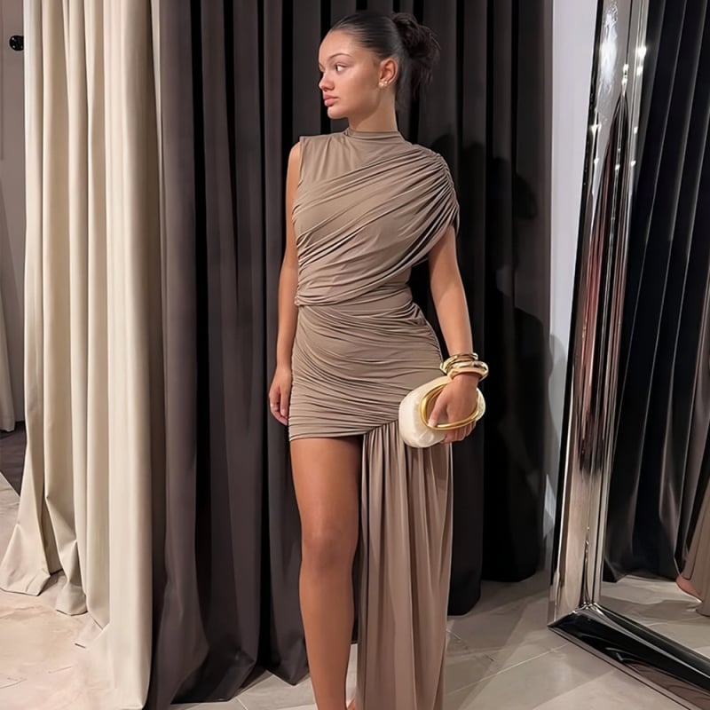 Milk Silk suknelė be rankovių, aukštas liemuo, siauras siluetas klubams, klostuotas, asimetriniai kraštai, patchwork paneliai, pull-over stilius