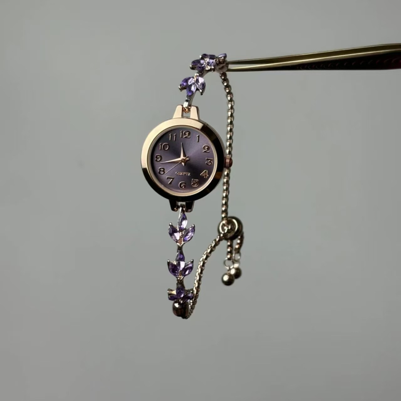 Vintage sat s prilagodljivim narukvicom – kvarc pogon, analogni prikaz, okrugli brojčanik, spiralna krunica, kućište i remen od legure