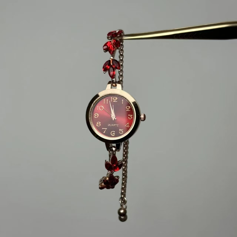 Vintage sat s prilagodljivim narukvicom – kvarc pogon, analogni prikaz, okrugli brojčanik, spiralna krunica, kućište i remen od legure