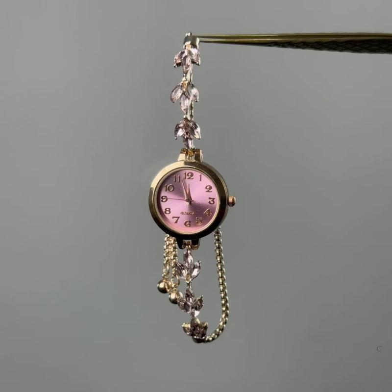 Vintage sat s prilagodljivim narukvicom – kvarc pogon, analogni prikaz, okrugli brojčanik, spiralna krunica, kućište i remen od legure