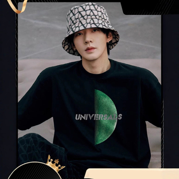 Meeste puuvillane T-särk ümmarguse kaelusega, lahtine lõige, lühikesed varrukad, soojusülekande trükis tähtede ja arvudega.