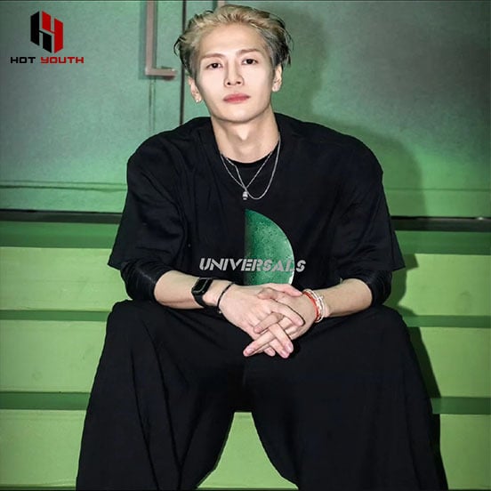 Meeste puuvillane T-särk ümmarguse kaelusega, lahtine lõige, lühikesed varrukad, soojusülekande trükis tähtede ja arvudega.